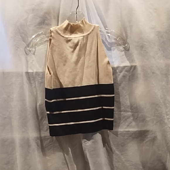 Chic Sleeveless Turtleneck Top in Cream and Black - Picture 2 of 3